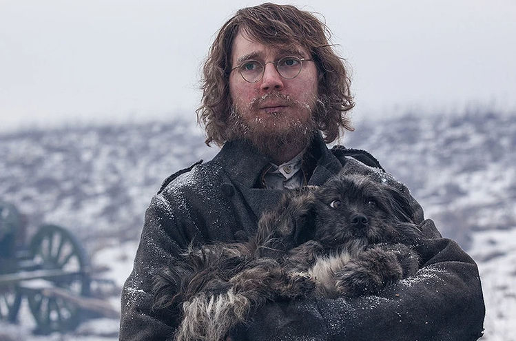 Американский актер Пол Дано в роли Пьера Безухова
