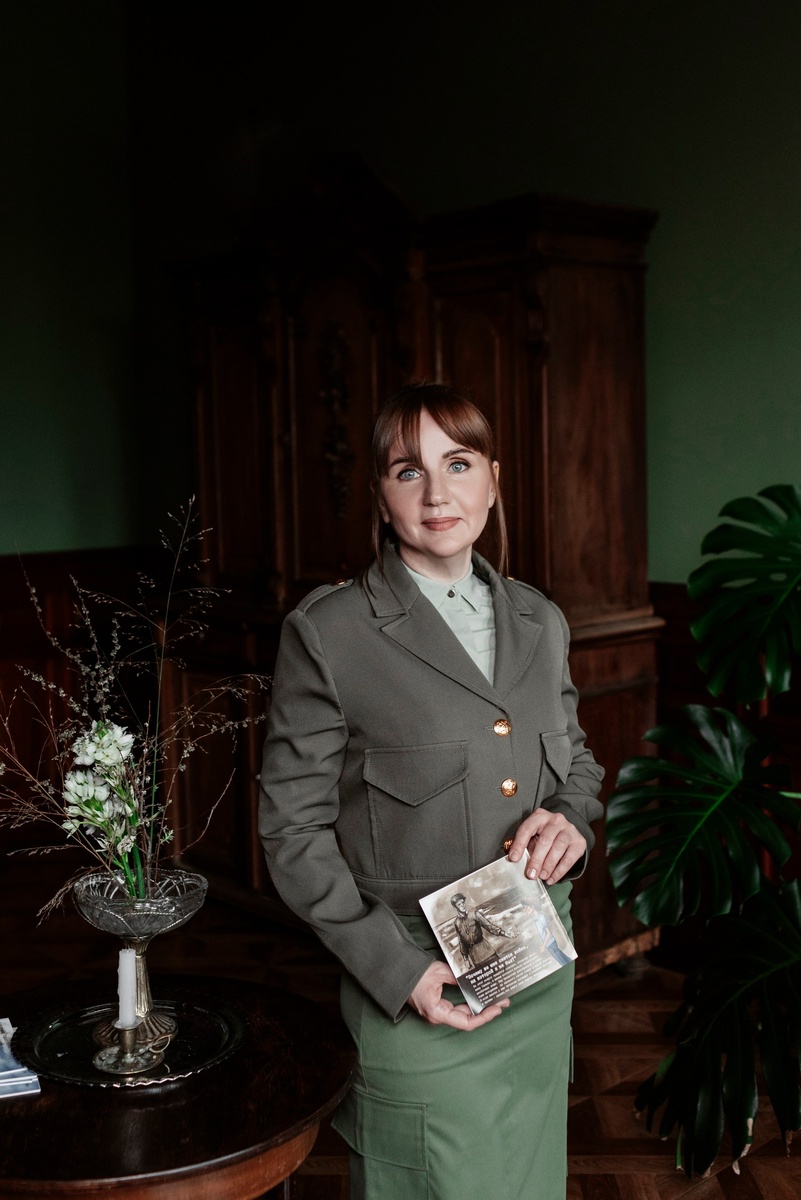 Юстасия Тарасава с книгой «Просыпаемся мы» (издания 2023-2024 годов)