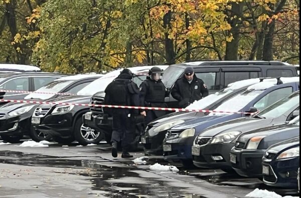 В Чечне при нападении мужчины на пост ДПС полицейские получили ранения. Обложка © Life.ru