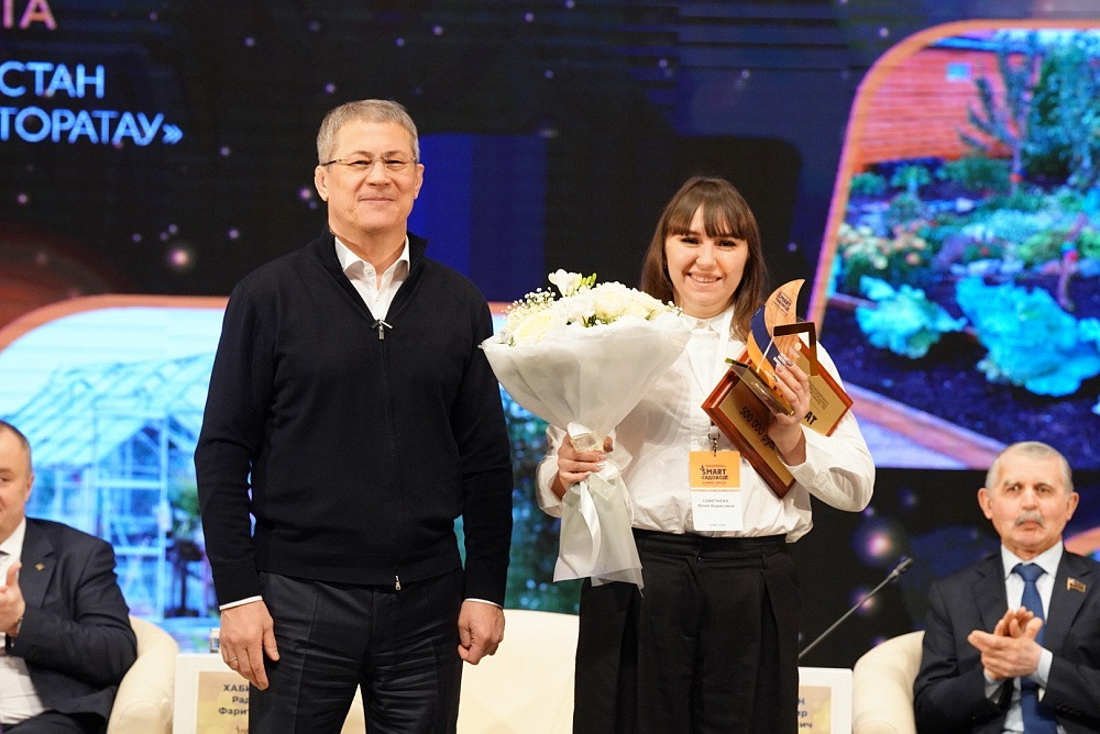 Глава республики Радий Хабиров вручил председателю НСТ «Поселок Новое Осоргино» Юлии Савельевой сертификат на 500 тысяч рублей. // Фото с сайта главы РБ.