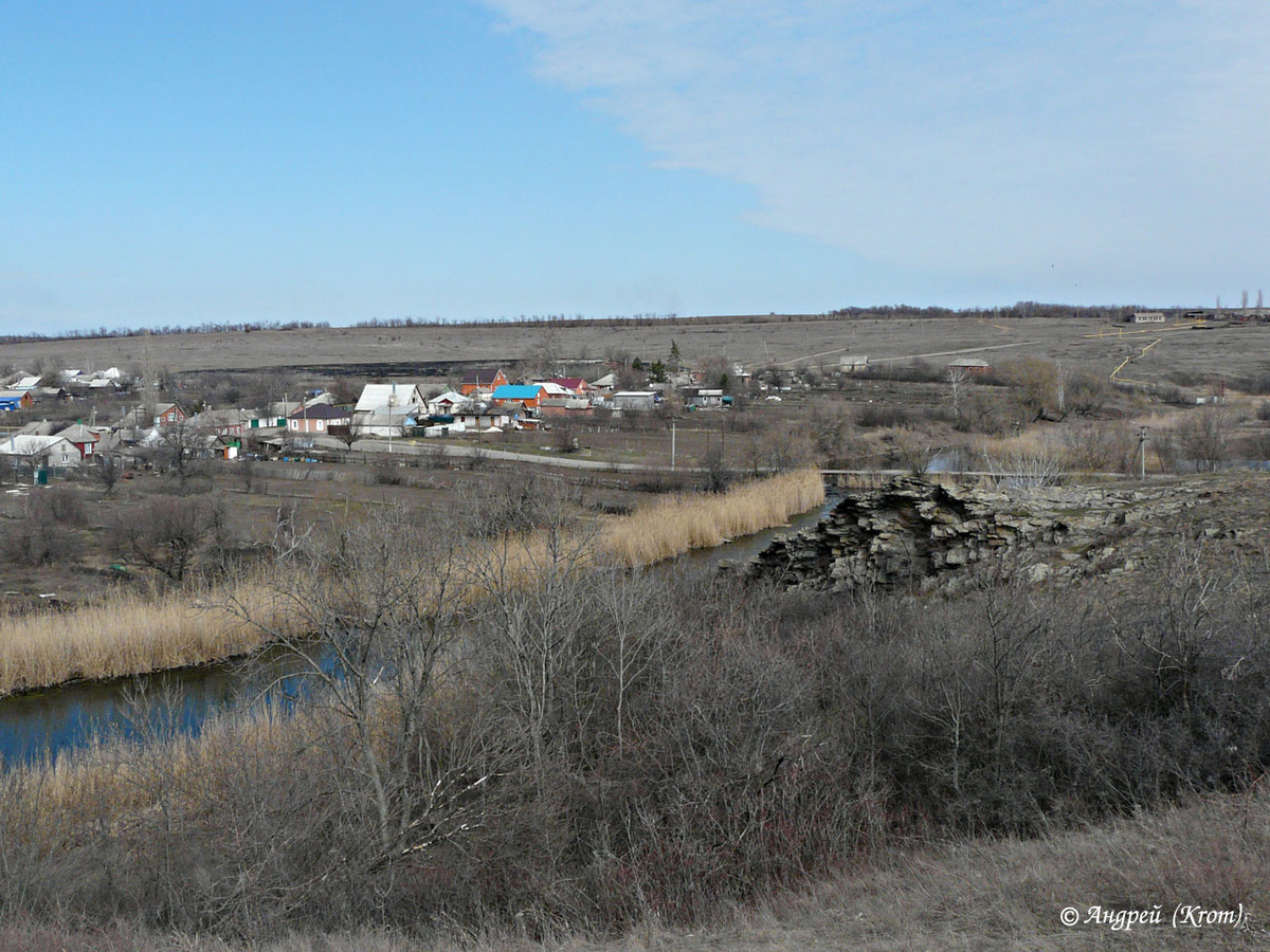 Скала у берега реки