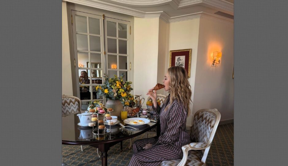 Яна за завтраком