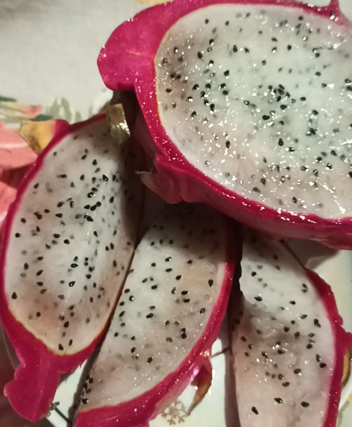 Фото автора. По-моему наш питахайя мягкий зрелый. Для меня необычно и вкусно. 