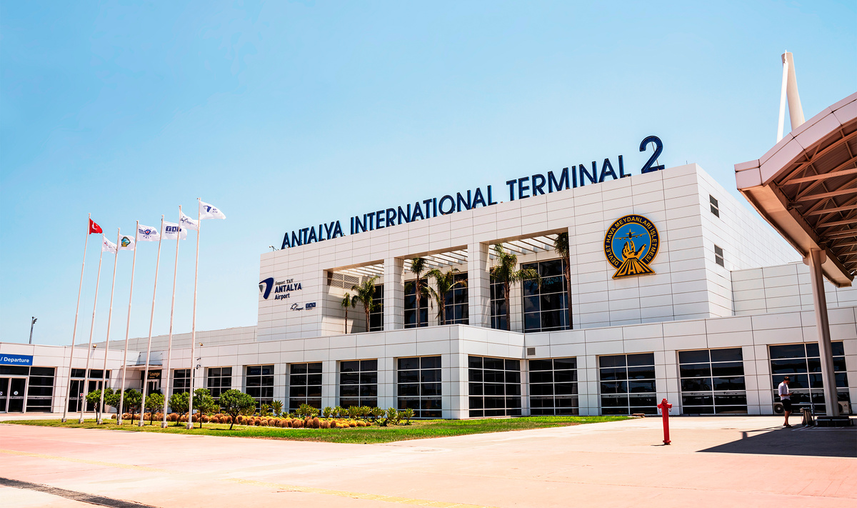 В сезон выгоднее брать билеты туда-обратно, однако иногда есть шанс урвать горящее предложение в один конец.Фото: ad-foto / Shutterstock.com