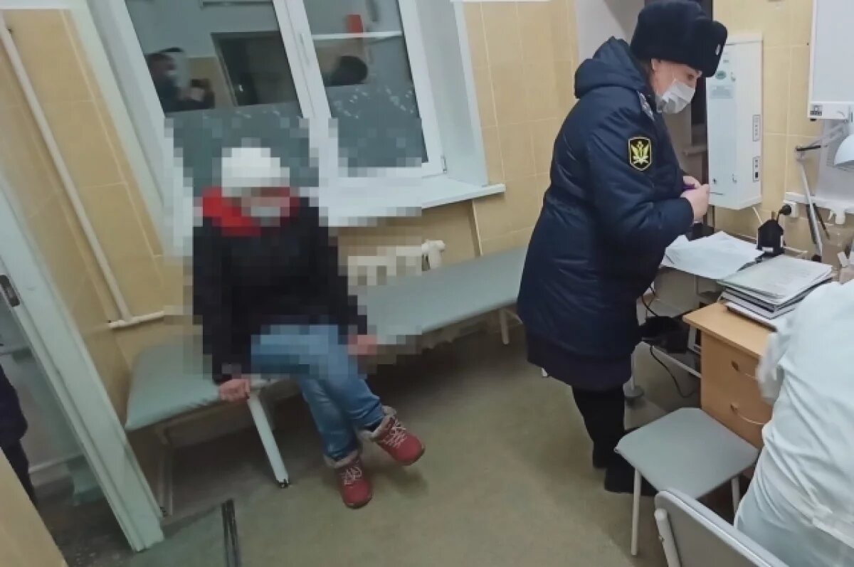    Приставы принудительно доставили трех жителей НСО на лечение от туберкулеза