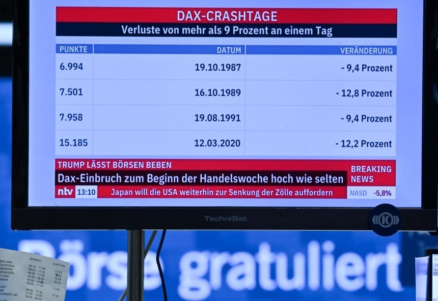 Индекс Франкфуртской биржи DAX упал на 10%   dpa/picture-alliance