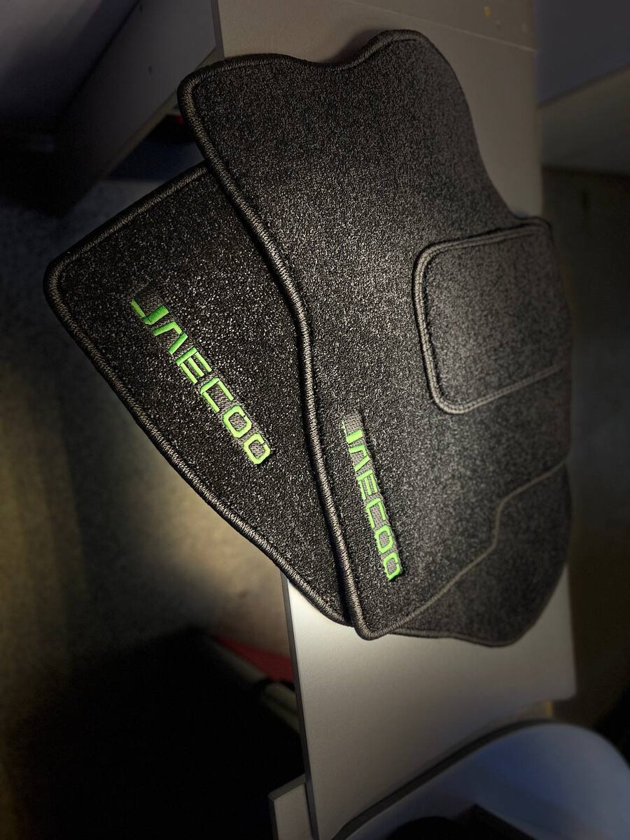 Текстильный коврик премиум с вышивкой для автомобиля марки JAECOO изготовлен по индивидуальному заказу в компании АвтоковрикНН.ру