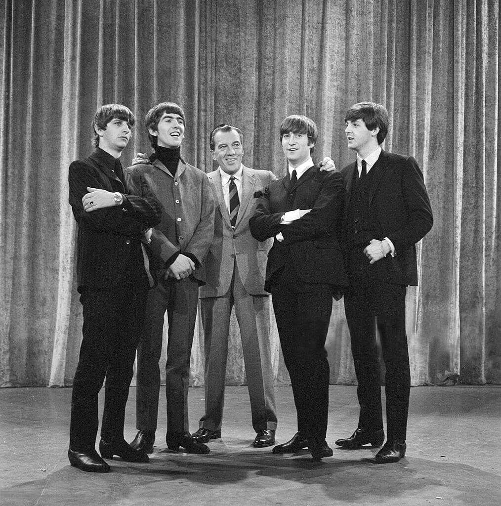 Февраль 1964 года – The Beatles с Эдом Салливаном во время их первого появления в его развлекательной телевизионной программе.