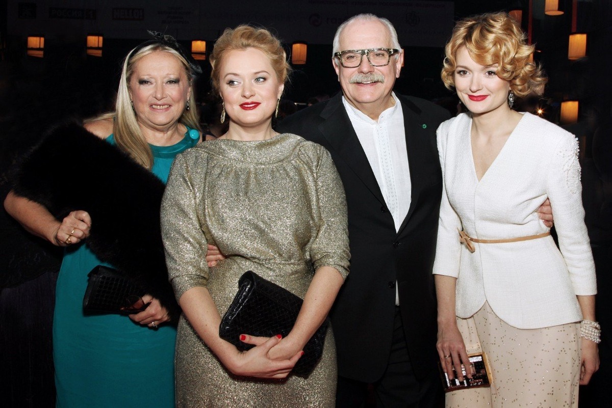 Сестры Михалковы с родителями Татьяной Евгеньевной и Никитой Сергеевичем. Фото - Яндекс-картинки