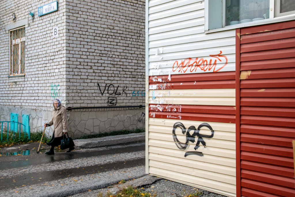    В Сургуте автомобиль «Дозор» фиксирует рисунки вандалов