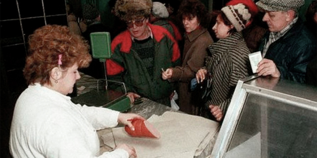 «Нищий» СССР - у них даже пакетов не было. В магазинах основной упаковкой была бумага. В неё заворачивали всё, от гвоздей до продуктов