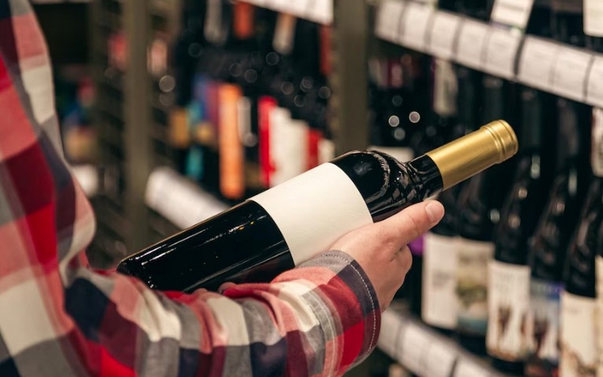   В Липецке суд не нашел оснований для штрафа сети «Красное&Белое» за неправильное хранение вина Freepik