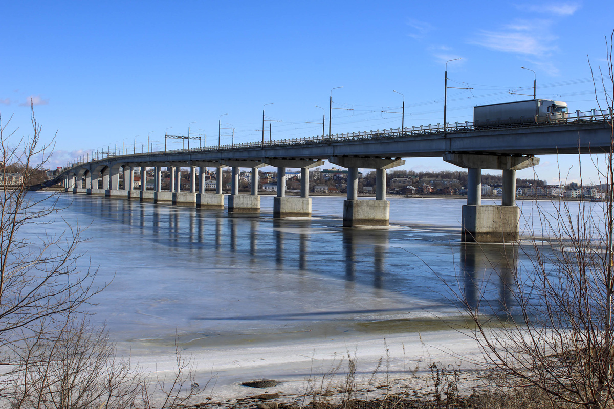 Очевидец снял на видео состояние конструкции под мостом.  Фото: ФедералПресс / Ксения Кобалия