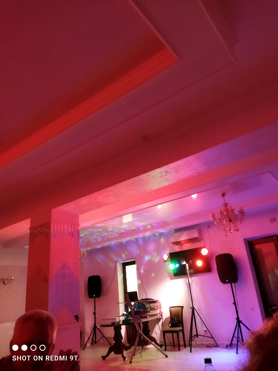 Живая музыка 😊, пела девушка