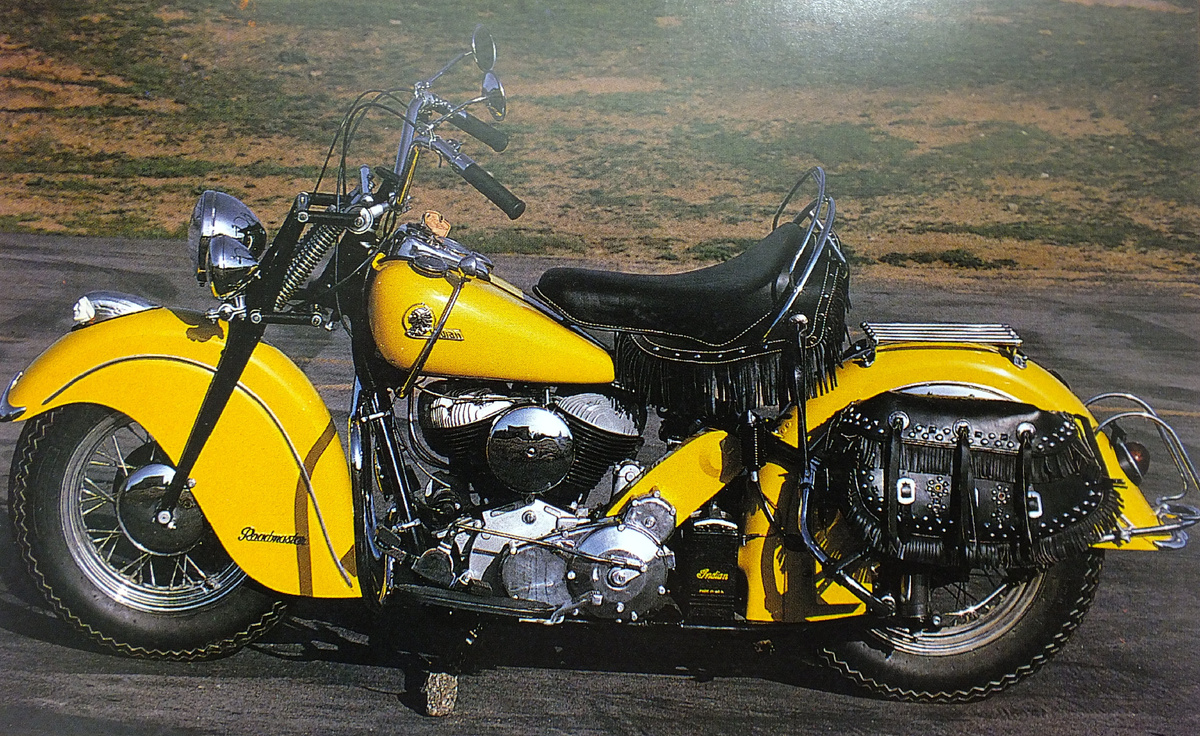 Модель "Чиф V-твин" фирмы "Индиан", снятая с производства в 1953 году. После этого попытки фирмы выпускать машины английского стиля с двумя параллельными цилиндрами успеха не принесли.