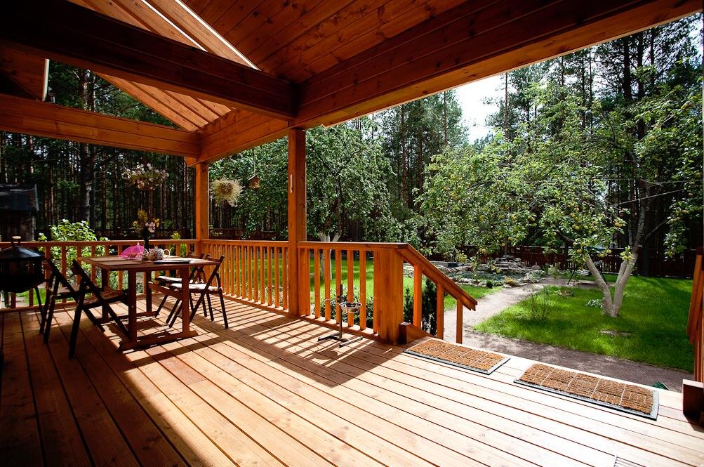 Палубная доска из лиственницы на открытой веранде