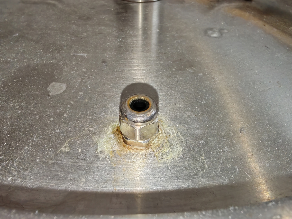 Первые признаки коррозии (металл AISI 201).