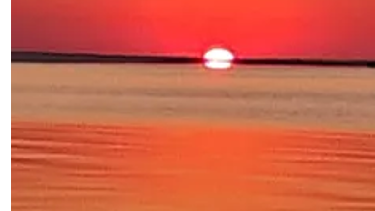 Вечерний закат на побережье. Очень красиво.