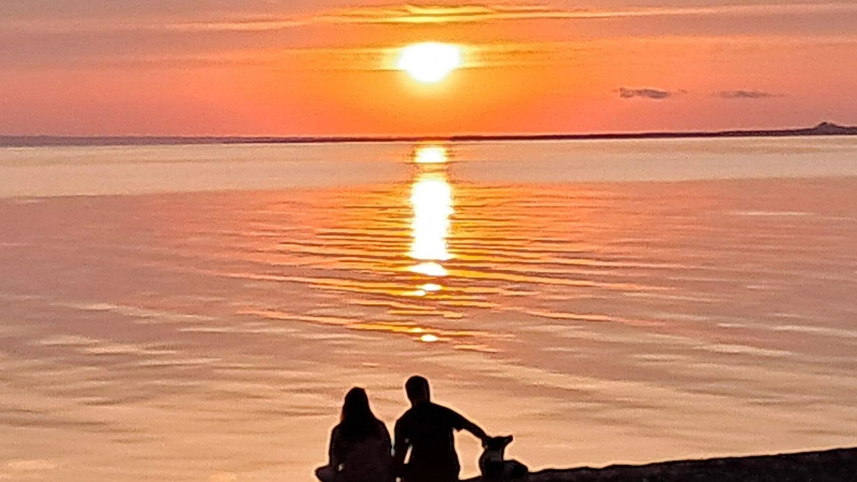 Золотая дорожка на поверхности моря.
