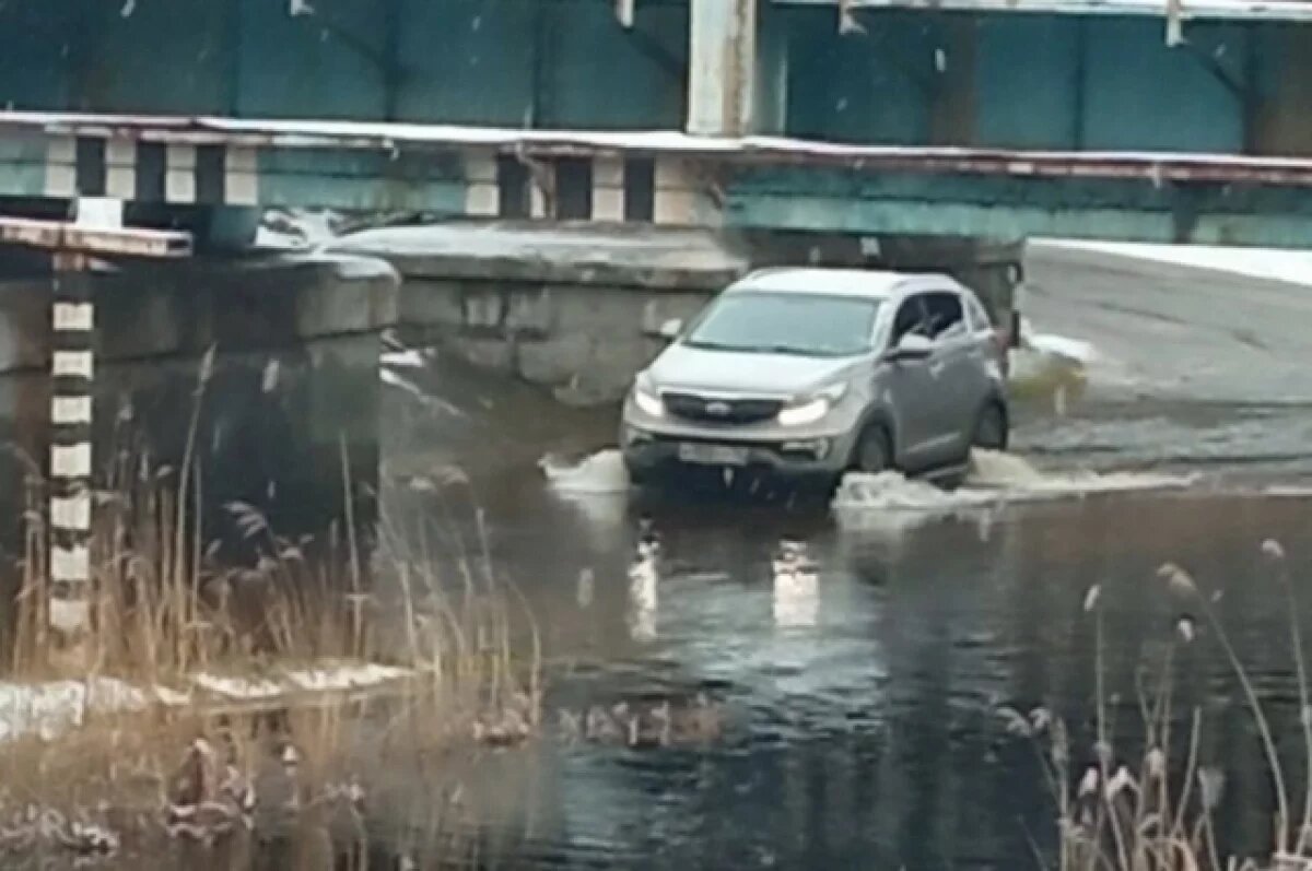    В Брянске затопило въезд в микрорайон Ходаринка