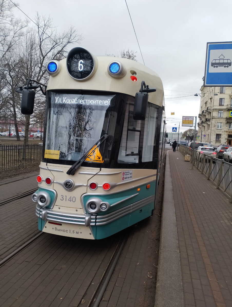 На трамвае удобнее добираться от Горьковской до Васильеостровской10 минут максимум ехать .