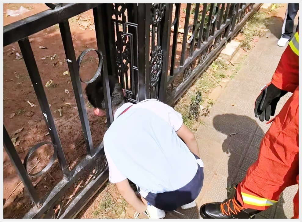 Это ему еще повезло, что рядом не было гопников, которые сняли бы с него кроссовки