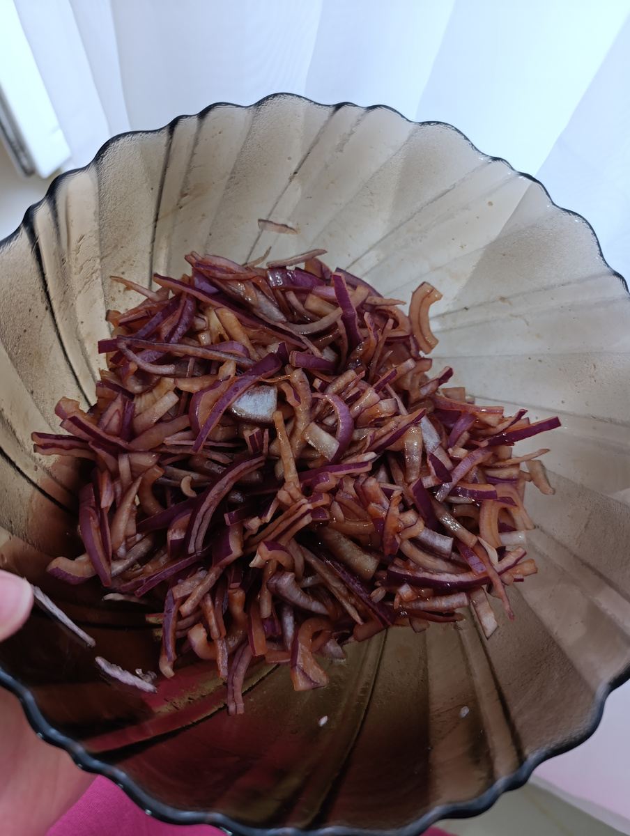 Маринованный красный лук.