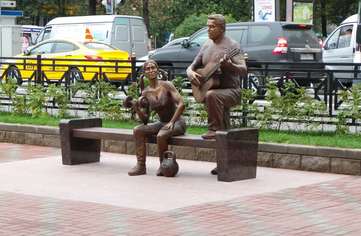 Бронзовые Николай Расторгуев и Дуся-агрегат. Фото из открытых источников