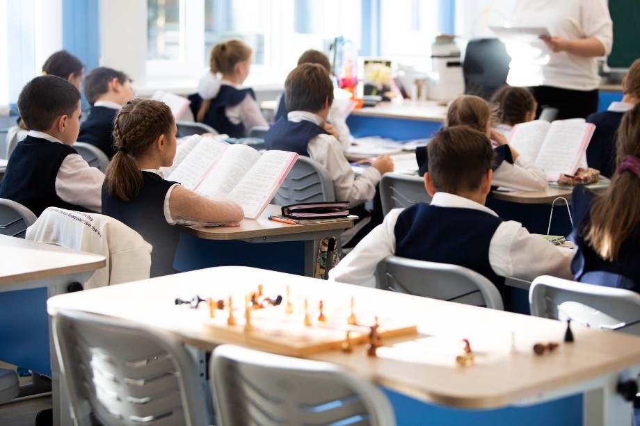 Родители стараются записать ребёнка в школу, находящуюся рядом с домом. | Фото: Анна Майорова/Octagon.Media