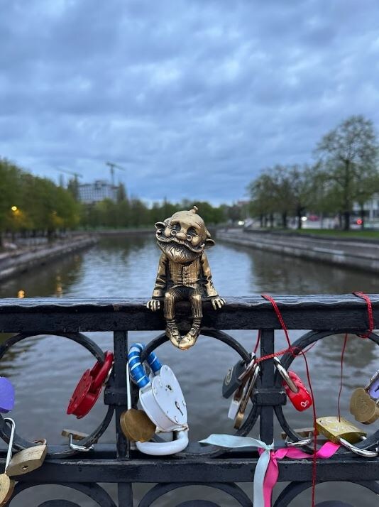 Дедушка хомлин Карл на Медовом мосту. Автор фото: Анастасия Тронькова