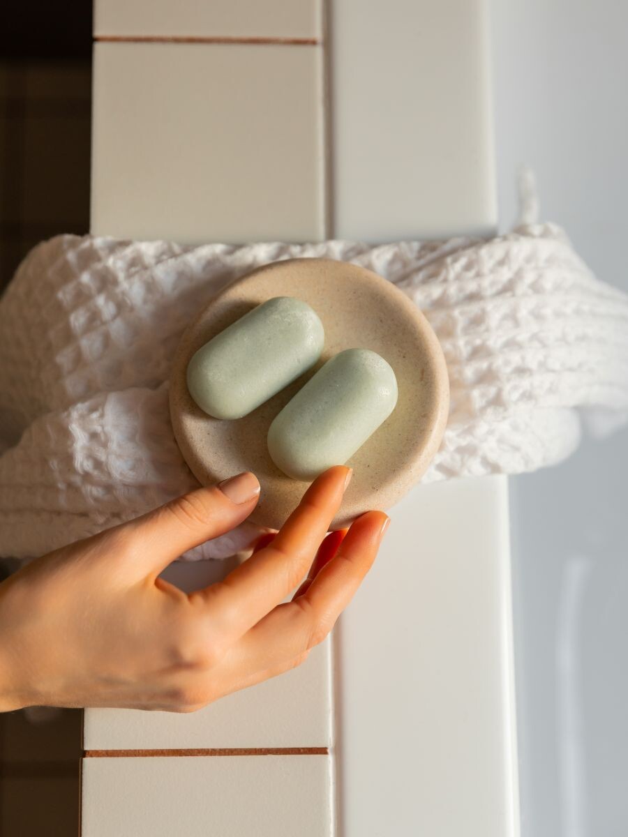 На фото: твердый скраб для ног be.sage