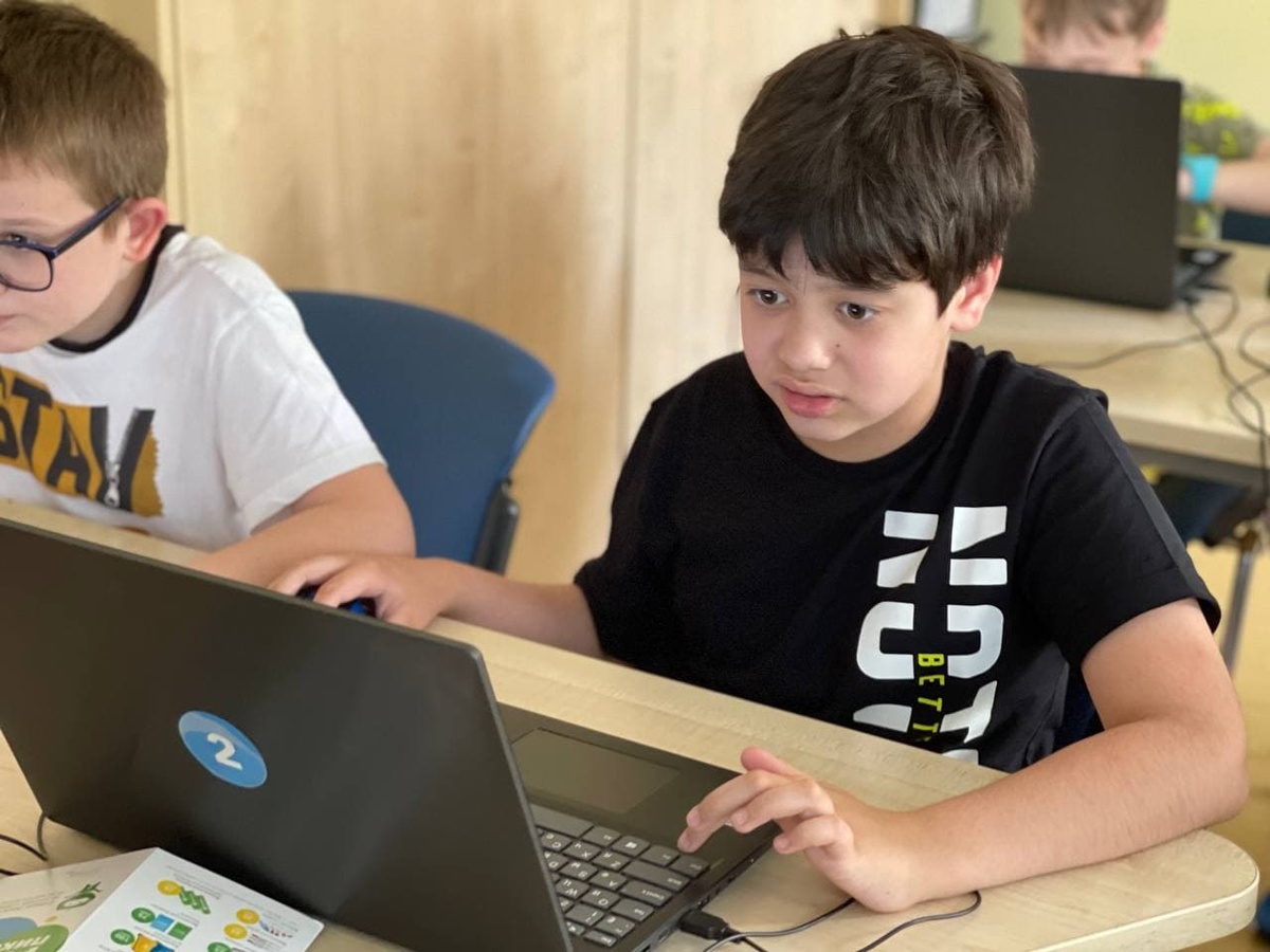    Питон в киберспорте: Летние лагеря для будущих программистов