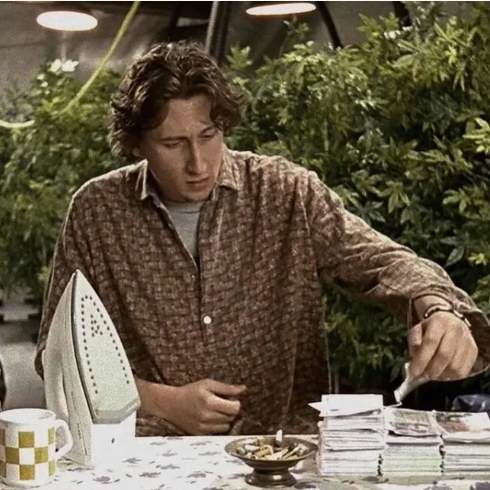     Минкультуры РФ рассказало, как надо маркировать произведения с информацией о наркотиках