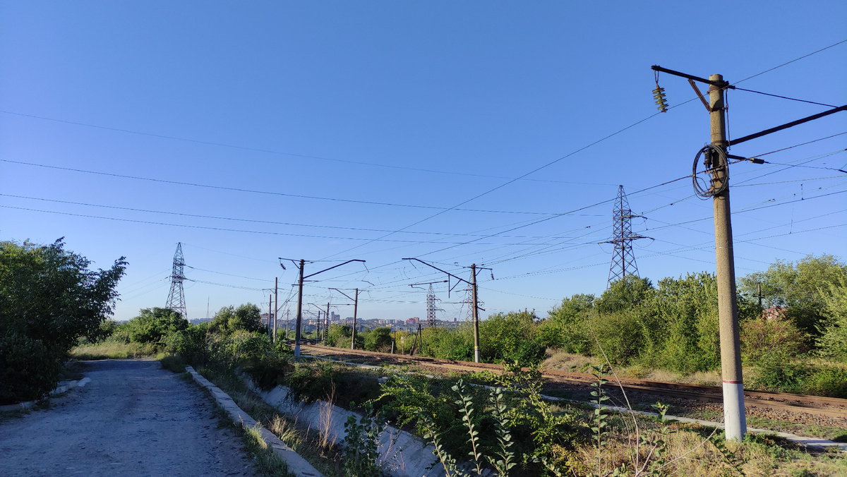 Возле железки можно было пробежать по садам, а можно было вдоль путей. Я выбрал второй вариант. 