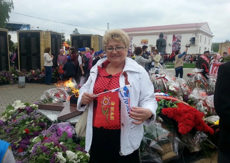 2015 год. Ольга Николаевна Гавриленко на мемориале Боевой Славы станицы Новопокровской в день празднования 70-летия Великой Победы. / Фото предоставлено автором