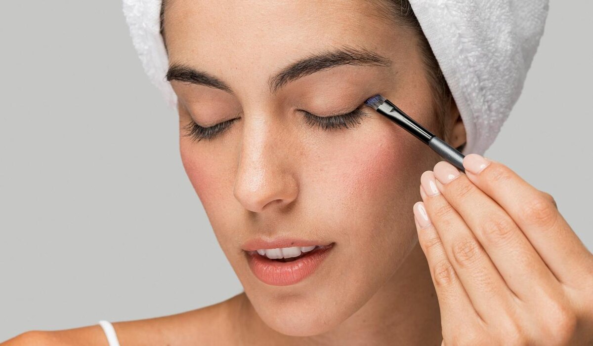     Как рисовать стрелки: лайфхаки от визажиста Ирины Рассадиной