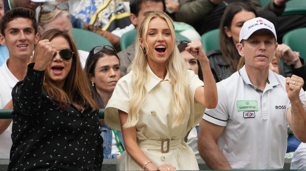    Подруга Тейлора Фритца Морган Риддл (в центре). Global Look Press