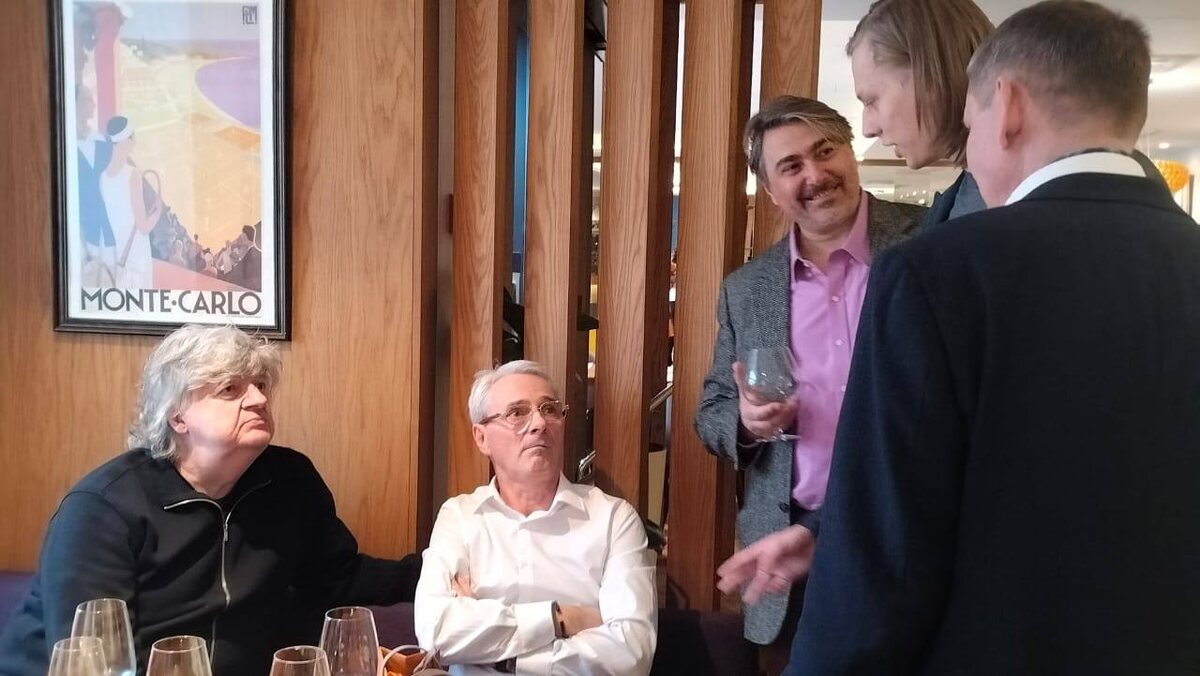 В диспуте на тему «65 лет — это много или мало» участвуют композитор, ресторатор, оперный певец, кавалер ордена Мужества и школьный учитель