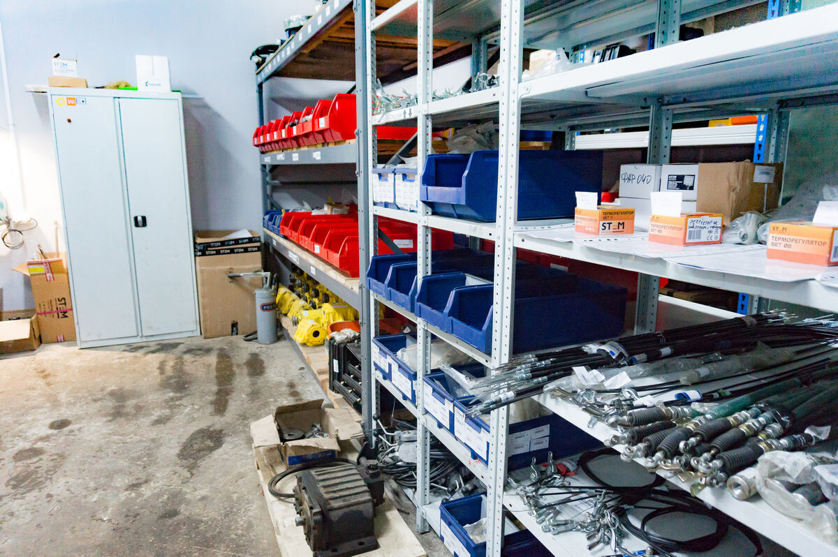 Склад с запчастями для дорожной и строительной техники