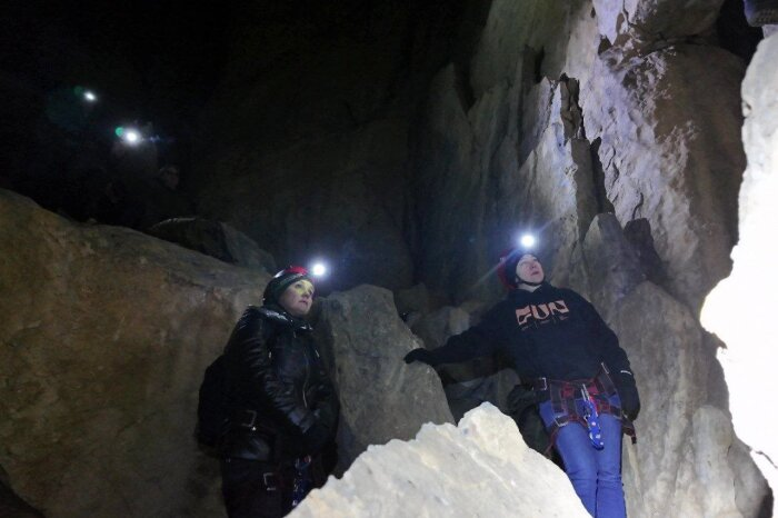 Как и во всякой другой пещере здесь очень темно / Фото: телеграм-канал Мария Костюк