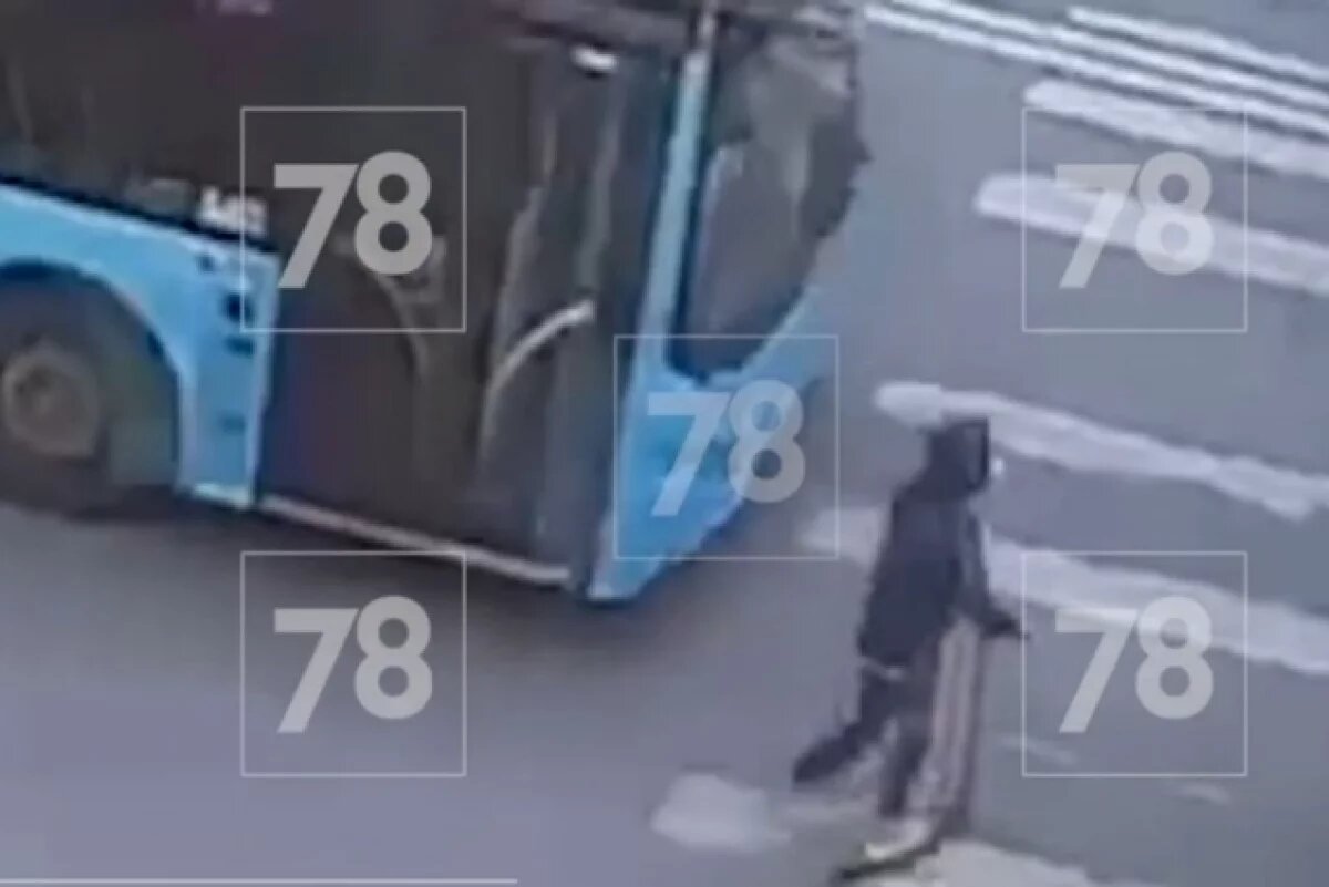    В Петергофе подросток на самокате едва не угодил под колёса автобуса