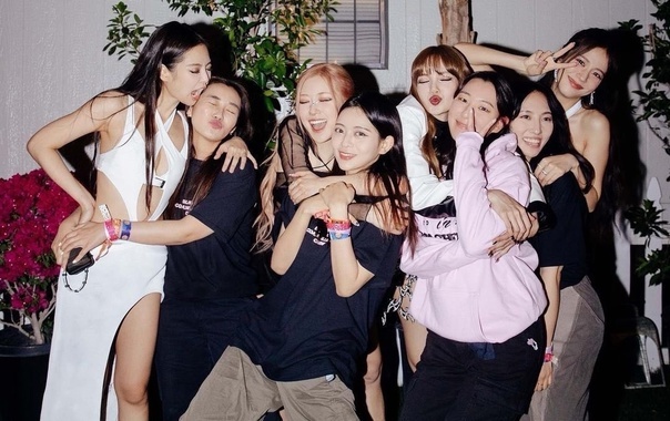 Менеджеры Blackpink (каждая участница обнимает своего менеджера)