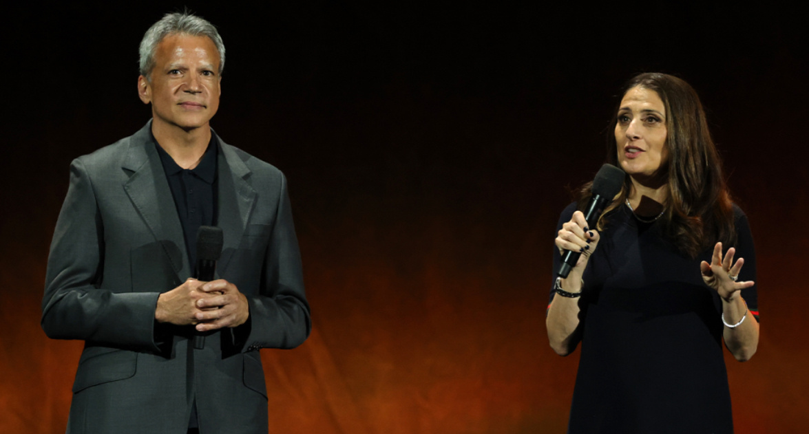 Майк Де Лука и Пэм Абди на сцене CinemaCon 1 апреля 2025 года.