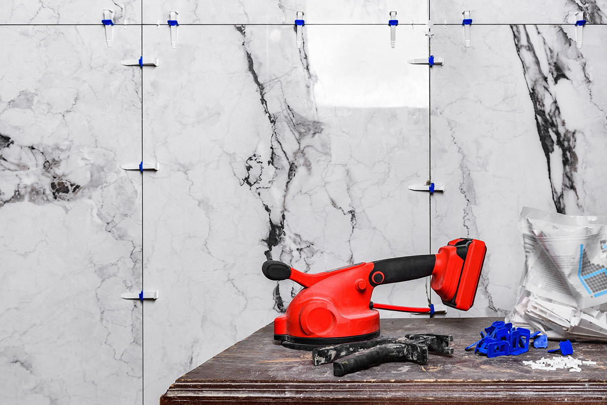 Работа с керамогранитом, особенно крупноформатным, требует особых навыков. Источник: Shutterstock📷
