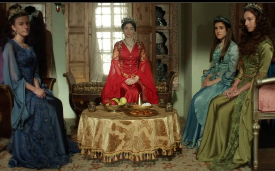 Нурбану Султан и её дочери. 