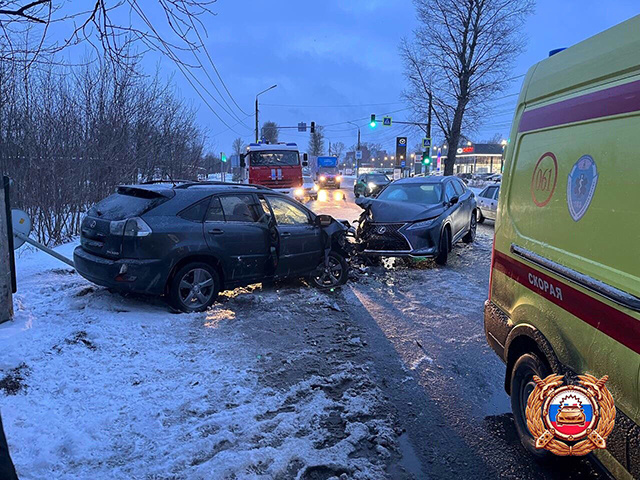 «Лексус» + «Лексус». В Твери иномарку занесло на встречку