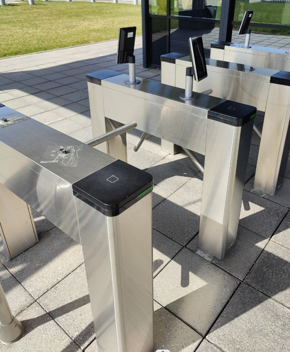 А слева от турникета вообще щель, в которую я и пролез