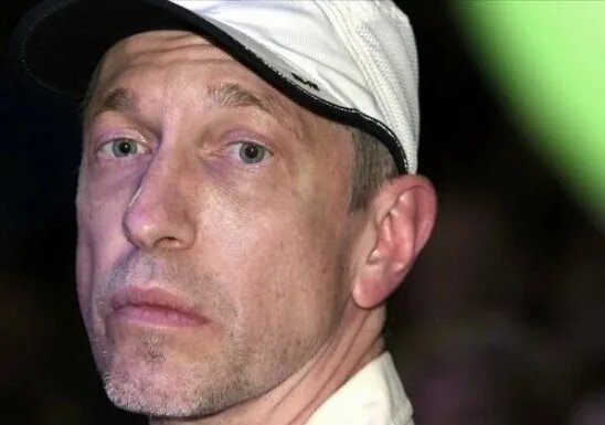 Сергей Васильевич Соседов — российский журналист, музыкальный критик, историк музыки, редактор, телеведущий, сценарист. Член Союза журналистов Москвы.

После окончания средней школы устроился на работу в железнодорожной газете «Гудок», где и начал свою журналистскую карьеру. Первым материалом Соседова стало интервью с певицей Эдитой Пьехой в 1989 году. Фото доступное из ресурсов интернета.