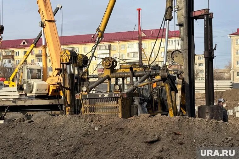 Забивку свай на стройке в центре Кургана закончат в середине мая. Фото: Екатерина Сычкова © URA.RU
