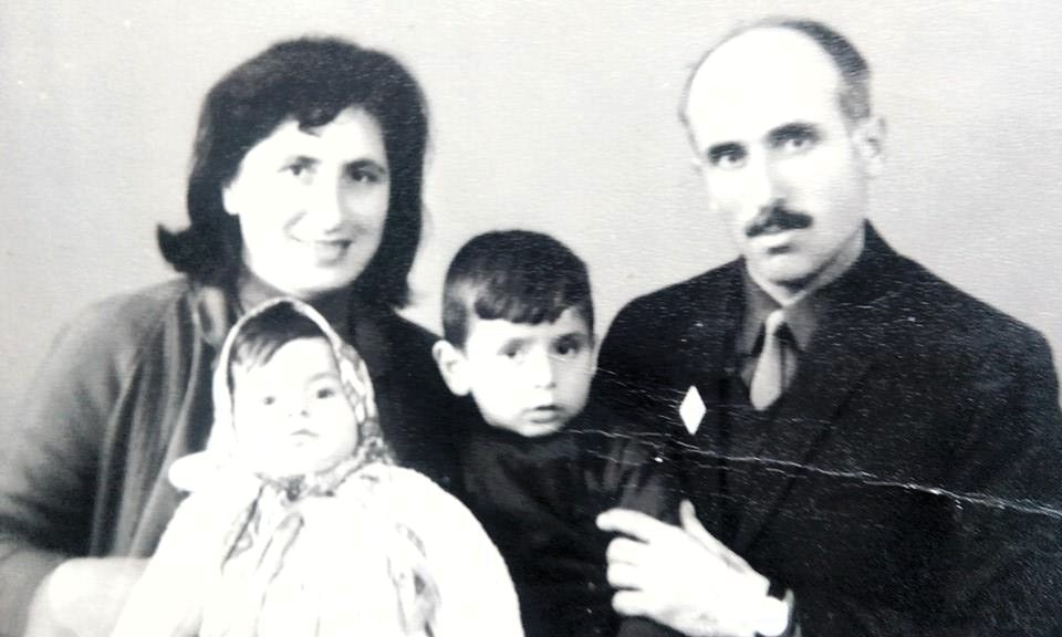 Мои родители, Раиса Еник и Мкан Дасаниа, вместе со мною и моей младшей сестрою Гундой